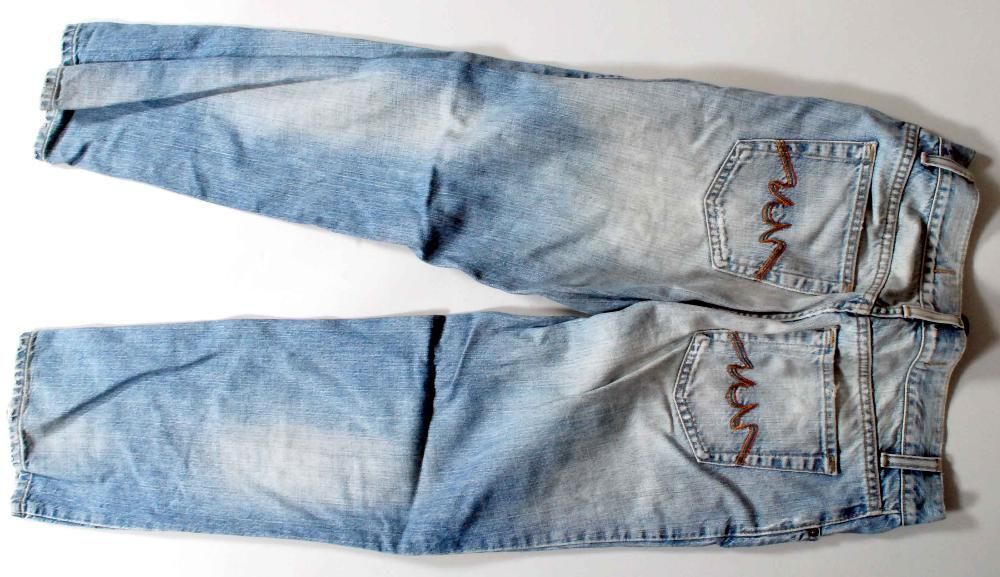 Продавам дънки различни модели и номера - цената е за един брой.