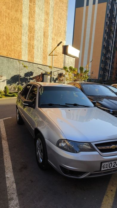 Машина Нексия 2 сотилади.