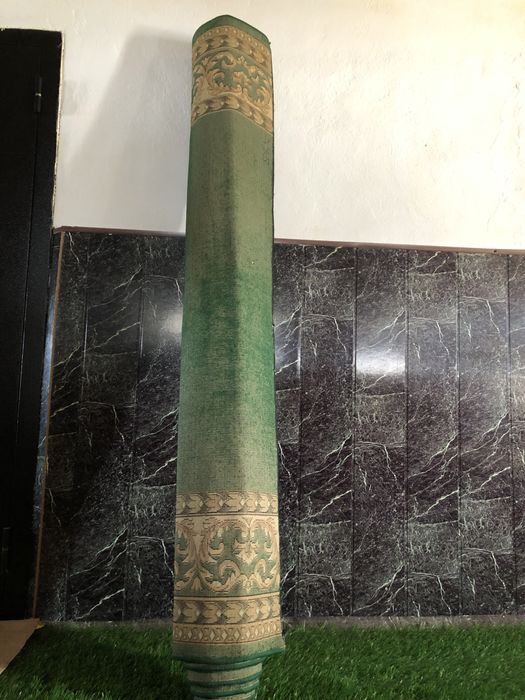 Палас зеленого цвета