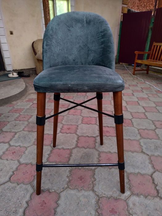 Продам барный стол со стульями