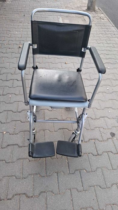 Scaun cu rotile cu olita