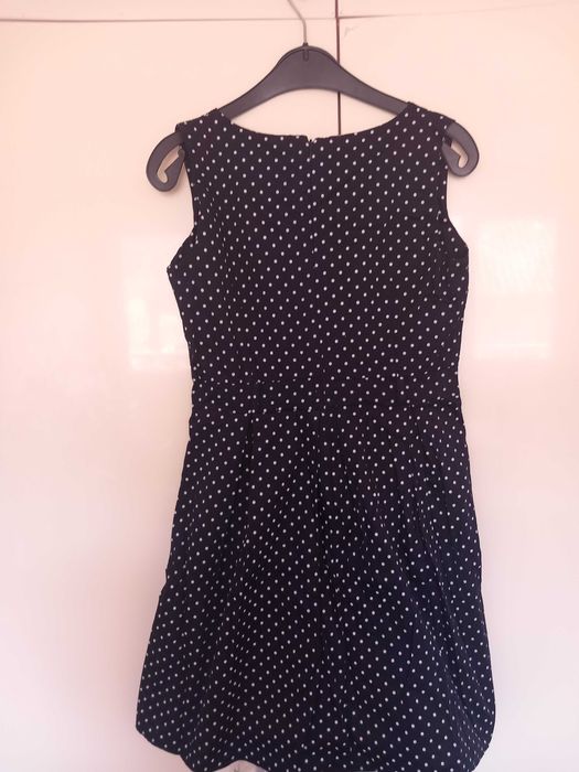 Тъмносиня рокля на точки
