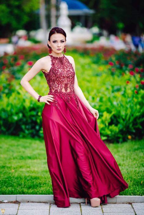 Бална рокля с гол гръб