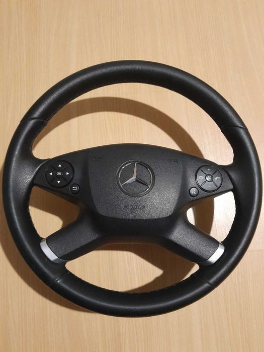 Продавам кожен волан за Мерцедес W212,W204