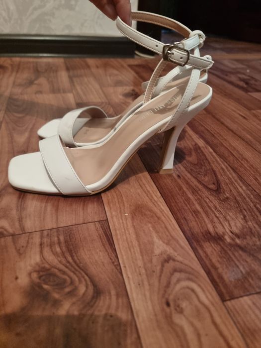 Продам стильные босоножки