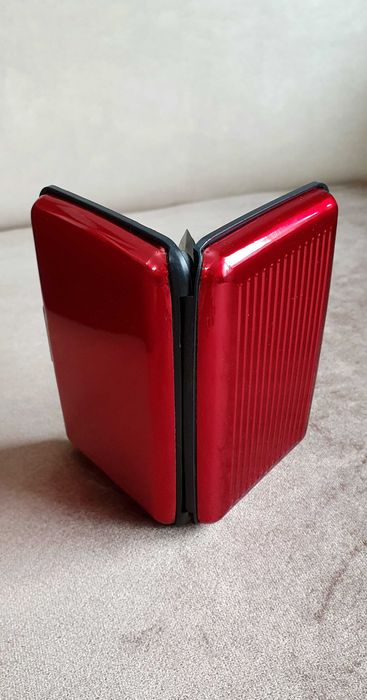 Portofel din aluminiu protejat antiscanare pentru carduri / acte (Nou)