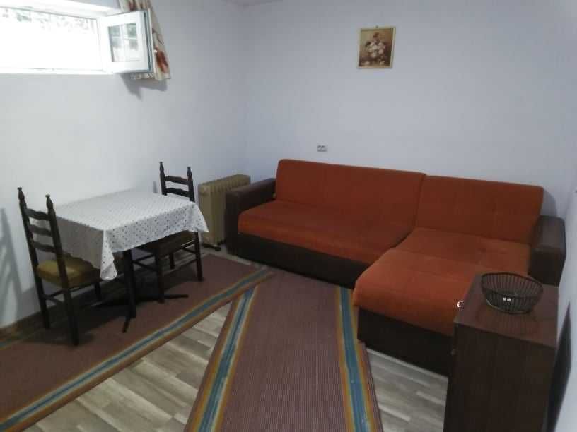 Дава се под наем Едностаен апартамент в Бургас, Център - 20 кв.м за 153 € - Снимка #1