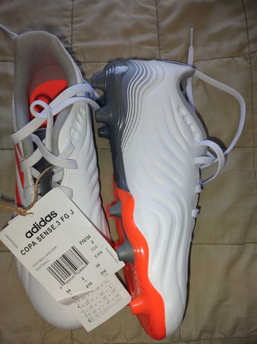 Футболни обувки чисто нови