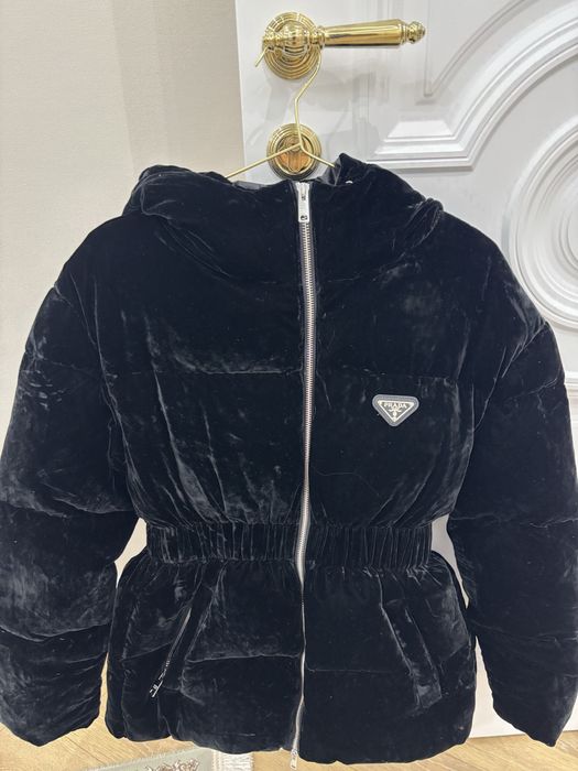 Продам куртку для девочек