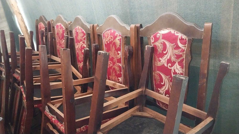12 ta stul sotiladi komplekt 50 mingdan