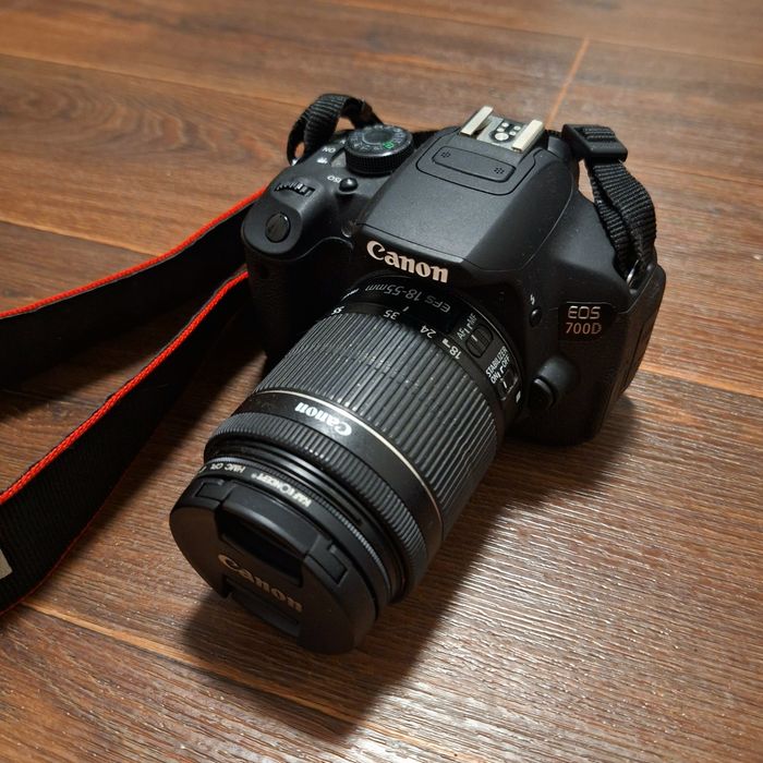DSLR фотоапарат Canon 700d с обектив EFS 18-55mm