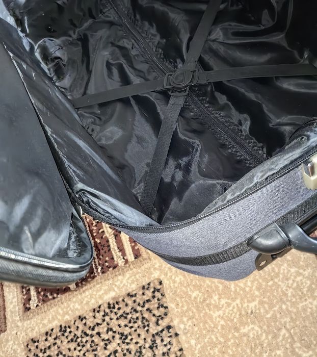 Продам чемодан на колёсах