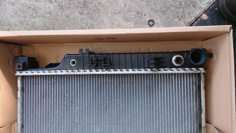 Продавам воден радиатор за mercedes GL ML