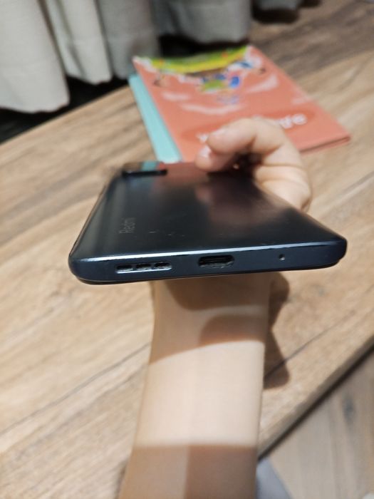 Телефон хороший с каробкой