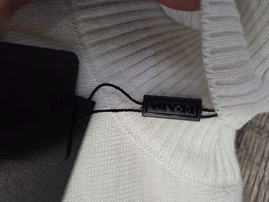 Prada пуловер.Нов