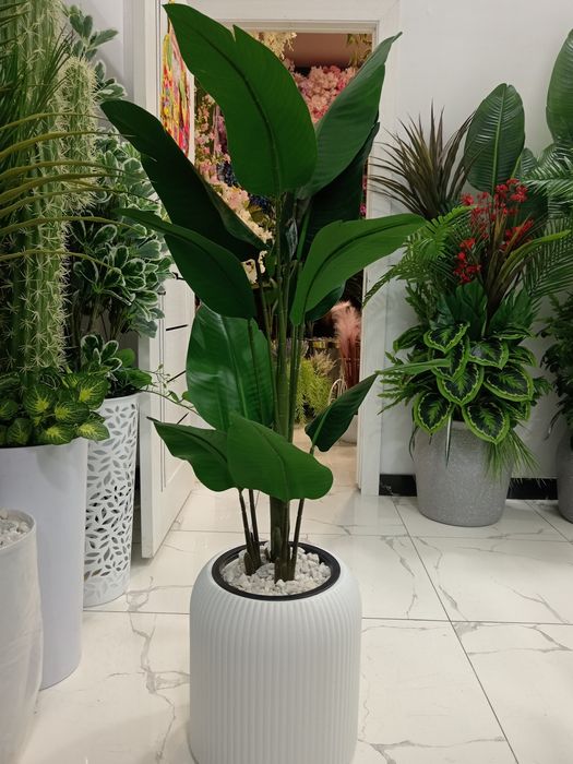 Suniy gullar va daraxtlar.