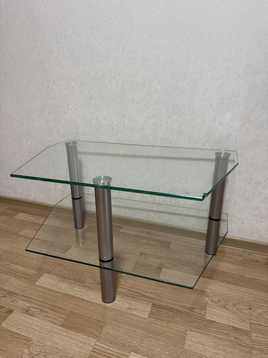 Стол. Журнальный столик.