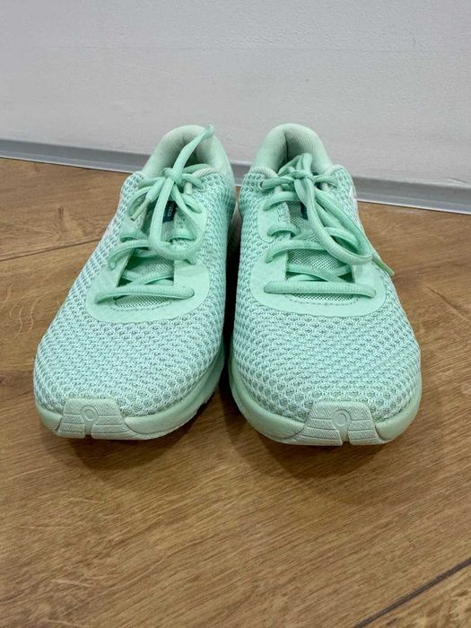 Adidași Under Armour damă, mărimea 36, stare foarte bună