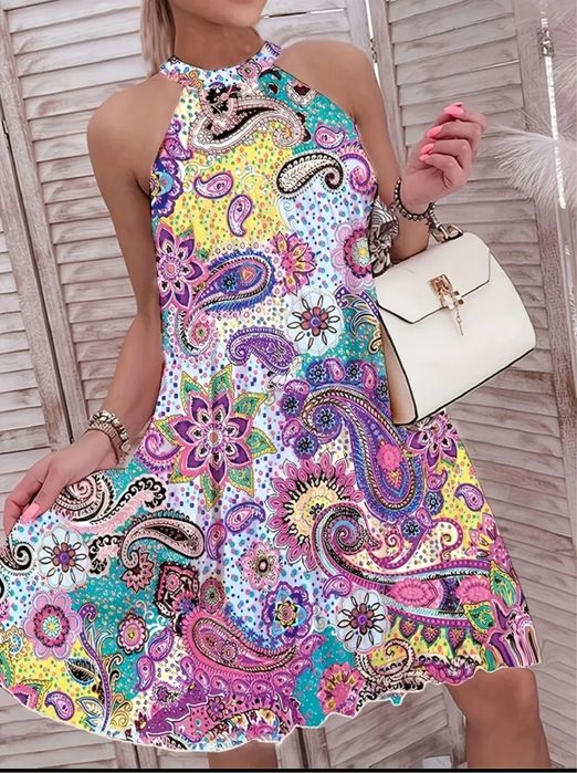 Яркое летнее платье-сарафан с оборками без рукавов