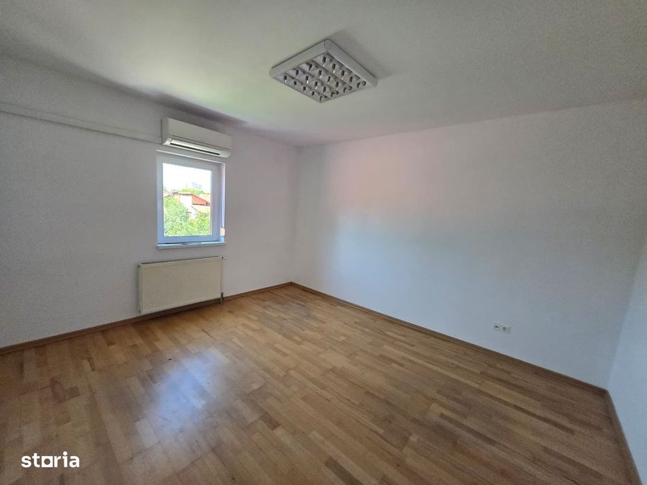 Casa individuala 7 camere+ apartament, 5 locuri de parcare. Sagului