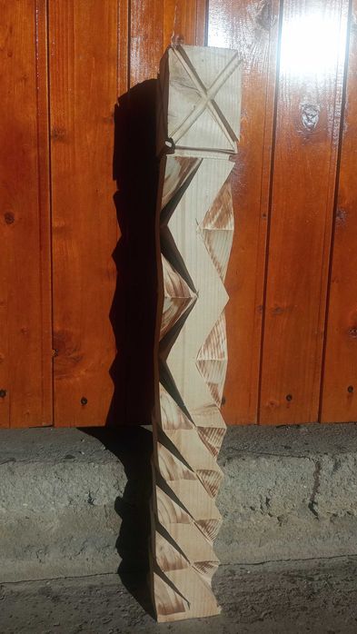 Stâlpi tradiționali sculptați manual