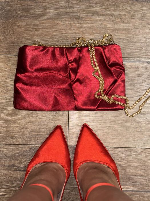 Червена сатенена чанта