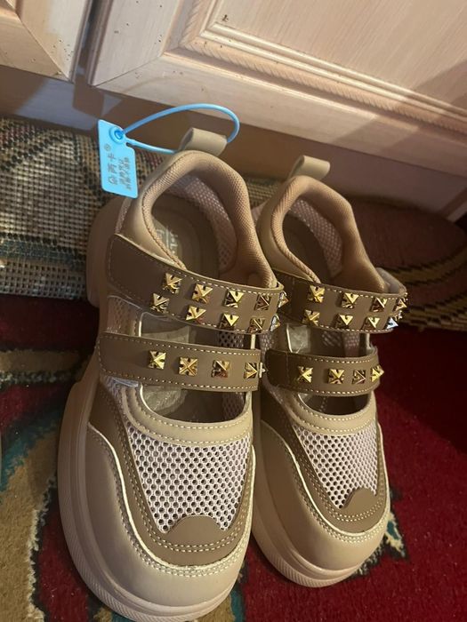 Аяқ киімдер сатылады