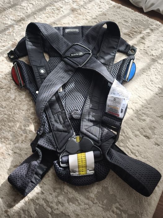 Marsupiu anatomic BabyBjorn Mini Anthracite – 0-12 luni