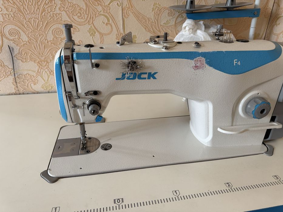 Продам промышленную машинку JACK F4