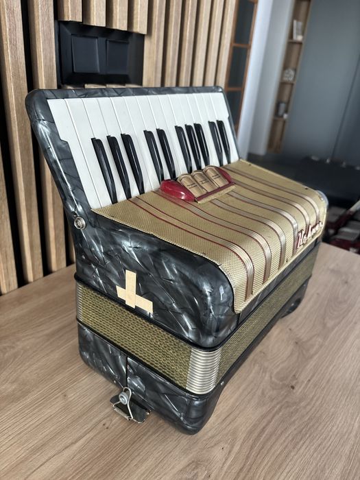 Acordeon Hohner concerto 1 cu 48 de basi pentru piese