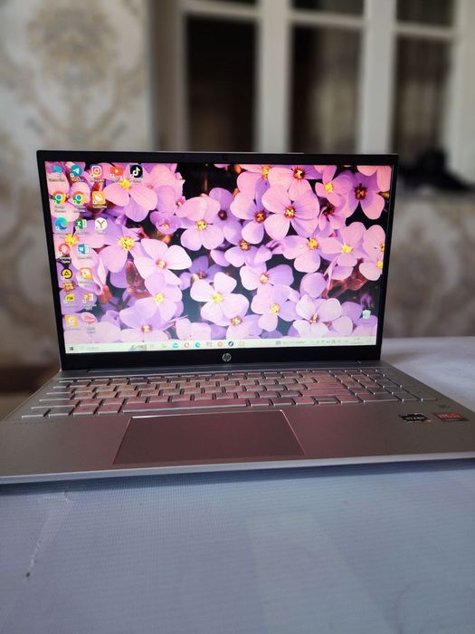 Noutbuk tez srochno sotiladi