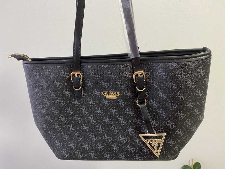 Geanta nu este originala.