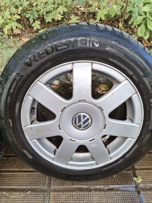 Продавам оригинални лети джанти с летни гуми за WV  15