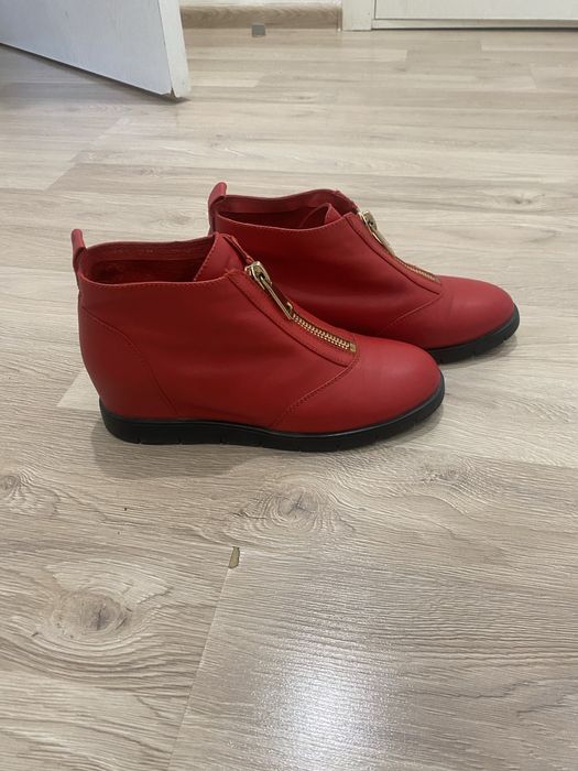 Продам женские ботиночки