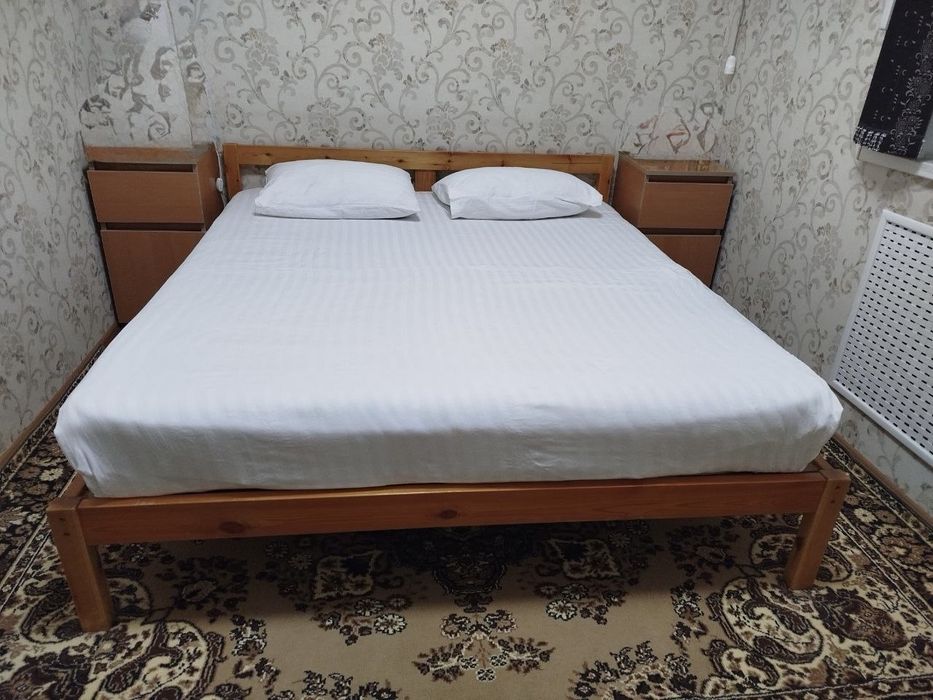 Двухспальная кровать и тумбы.