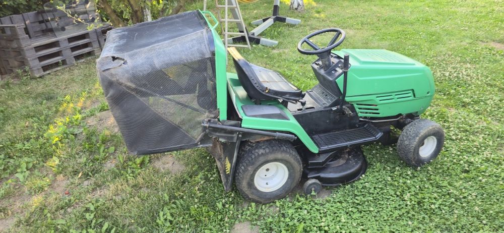 Tractoras tuns iarba