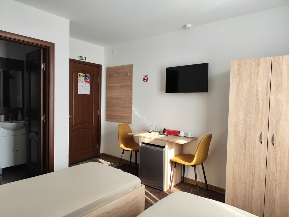 Închiriez 7 camere + Apartament