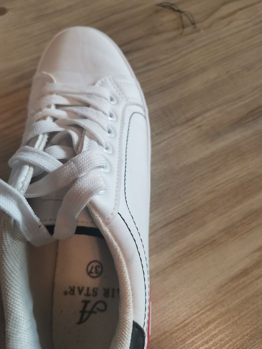 Спортни обувки бяло и черно