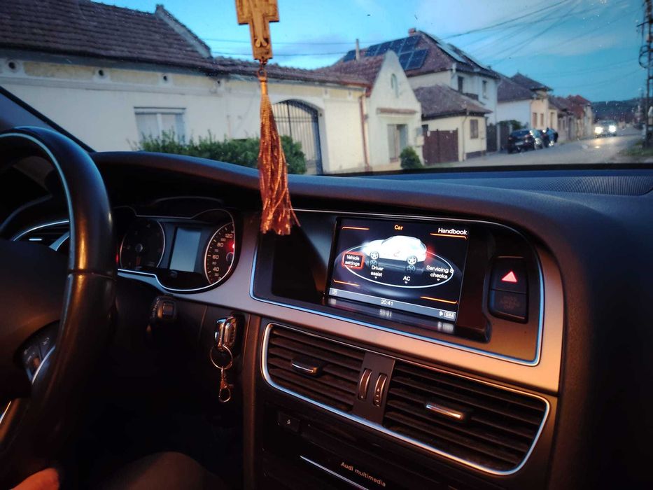 AUDI inscris A4 Avant B8 Facelift 2.0 TDI + 8 roti Alu