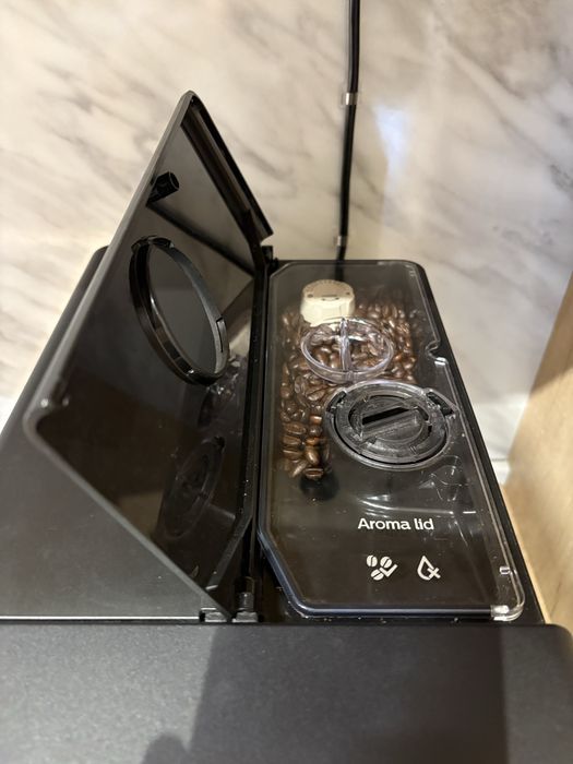 Кафемашина Saeco PicoBaristo Deluxe Супер Автоматична Машина За Еспресо с Регулируема Керамична Мелачка и Вградена Кана за Мляко SM5570 Кафеавтомат