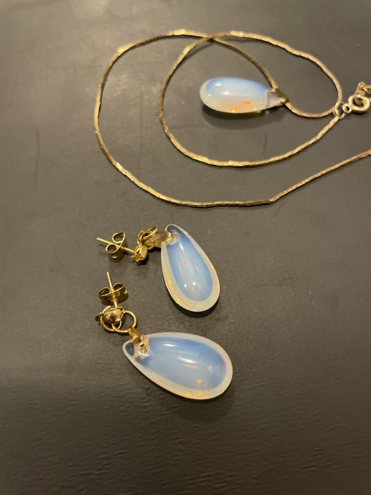 Бижута с опал - обеци и колие