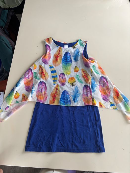 Детска рокля с цветни пера