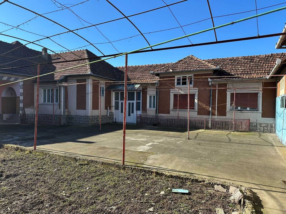 Vand casa cu anexe gospodaresti si 2400 mp gradina