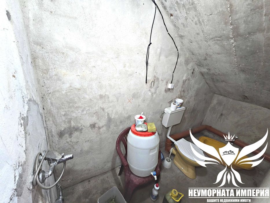 Продавам двуетажна къща 195РЗП с широк двор 1020кв. в с.Тополово