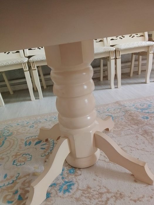 Большой стол.