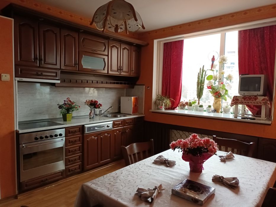 Продава се Четиристаен апартамент в Плевен, Идеален център - 120 кв.м за 1084 €/кв.м - Снимка #3