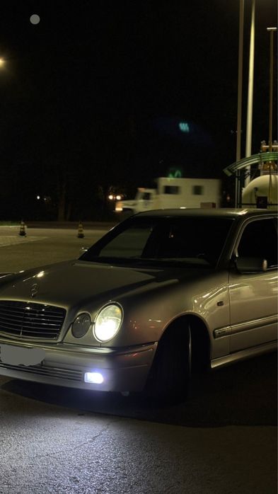 Машина Мерседес w210