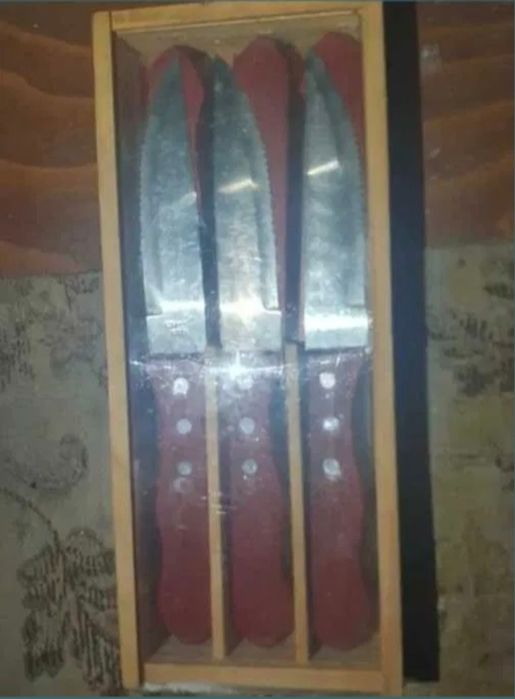 NOI Set de 6 Cutite piese noi sigilate gata ascutite asezate pe 2 randuri a cate 3 cutite Cutit NOU