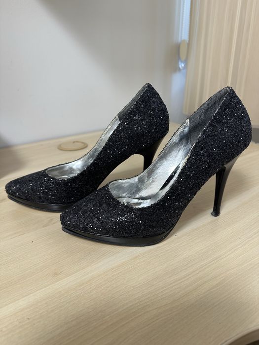 Черни блестящи обувки на ток