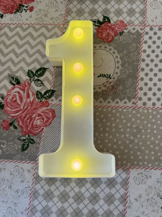 Cifra 1 luminata pentru prima aniversare